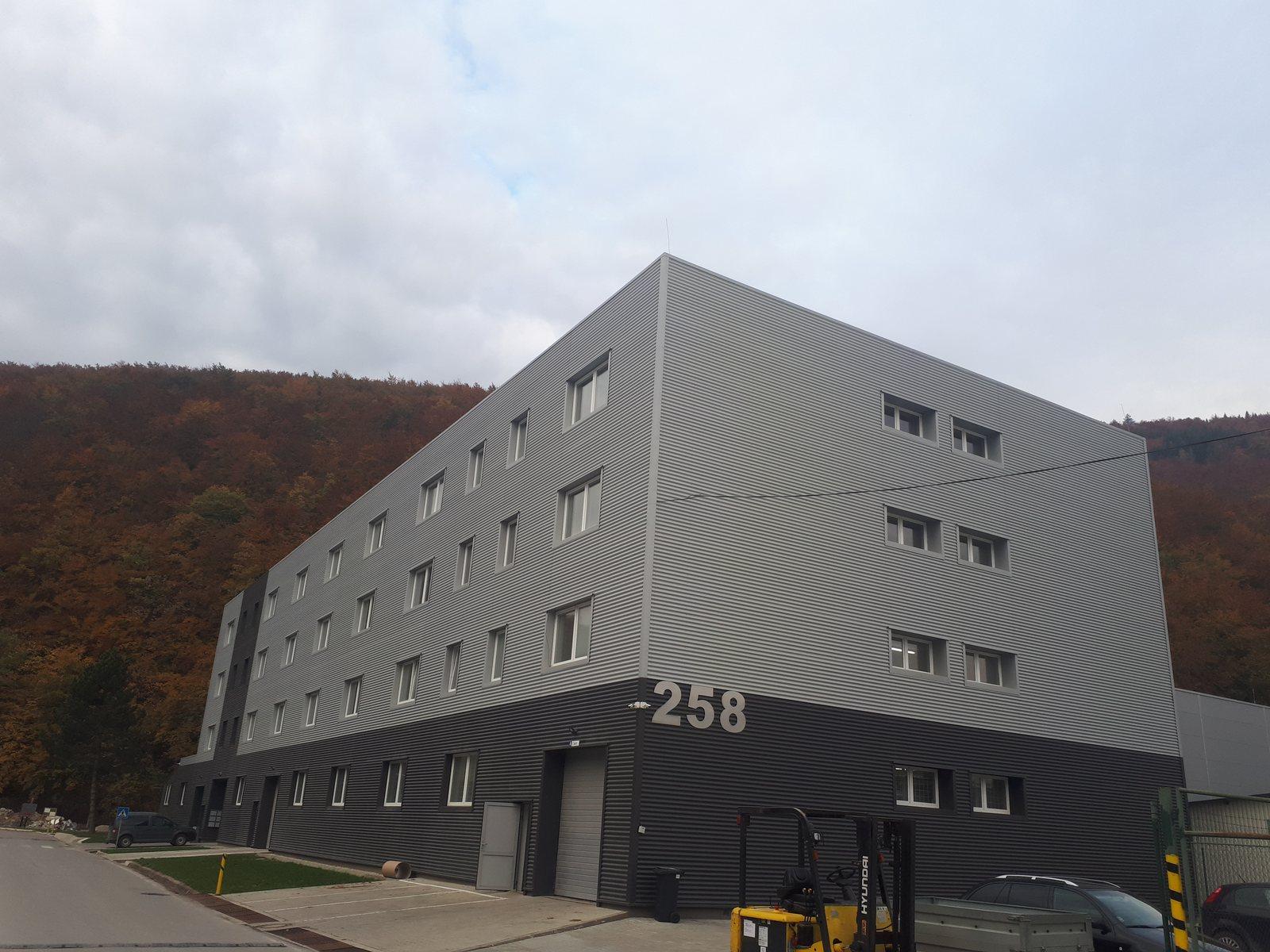 DIConsulting – administratívna budova č.258 – Pov.Bystrica -rekonštrukcia fasády shot 1