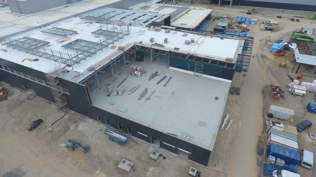 TAKENAKA – JLR – Nitra – montáž obvodového opláštenia shot 1