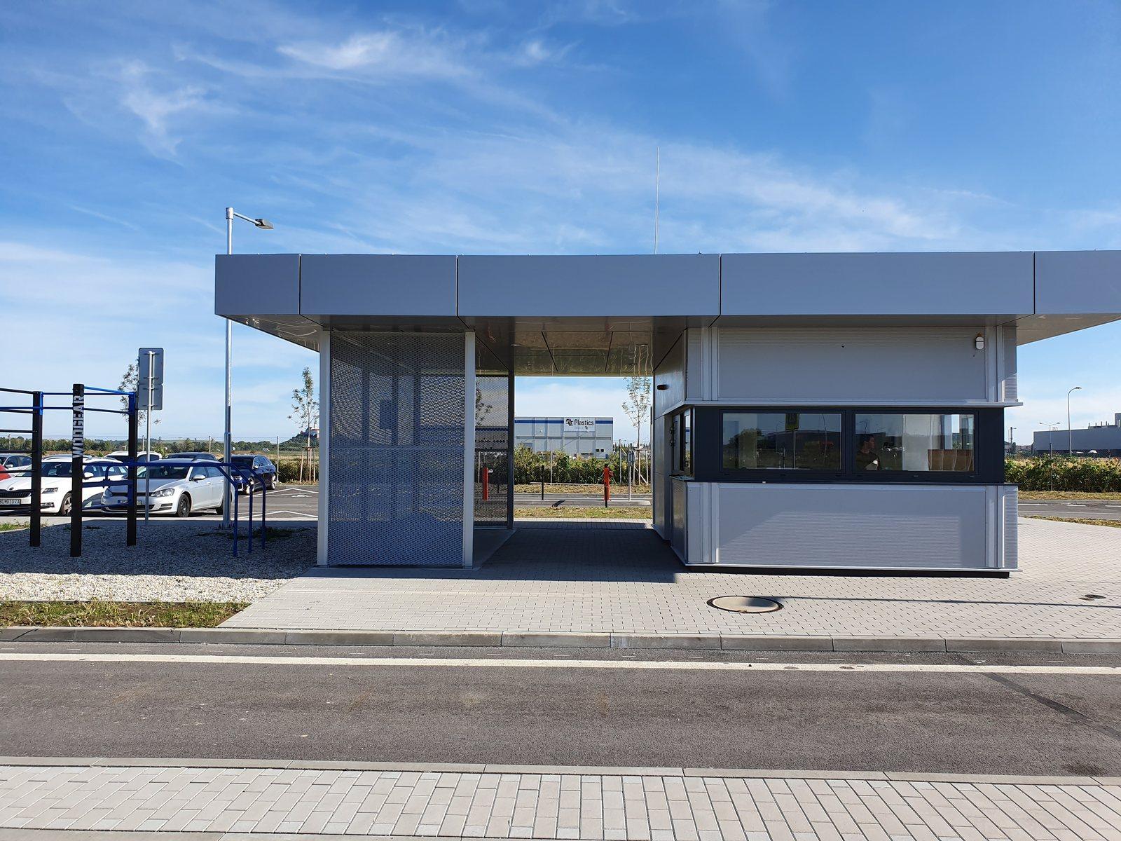 TAKENAKA – G-tekt – Nitra – montáž obvodového opláštenia shot 1