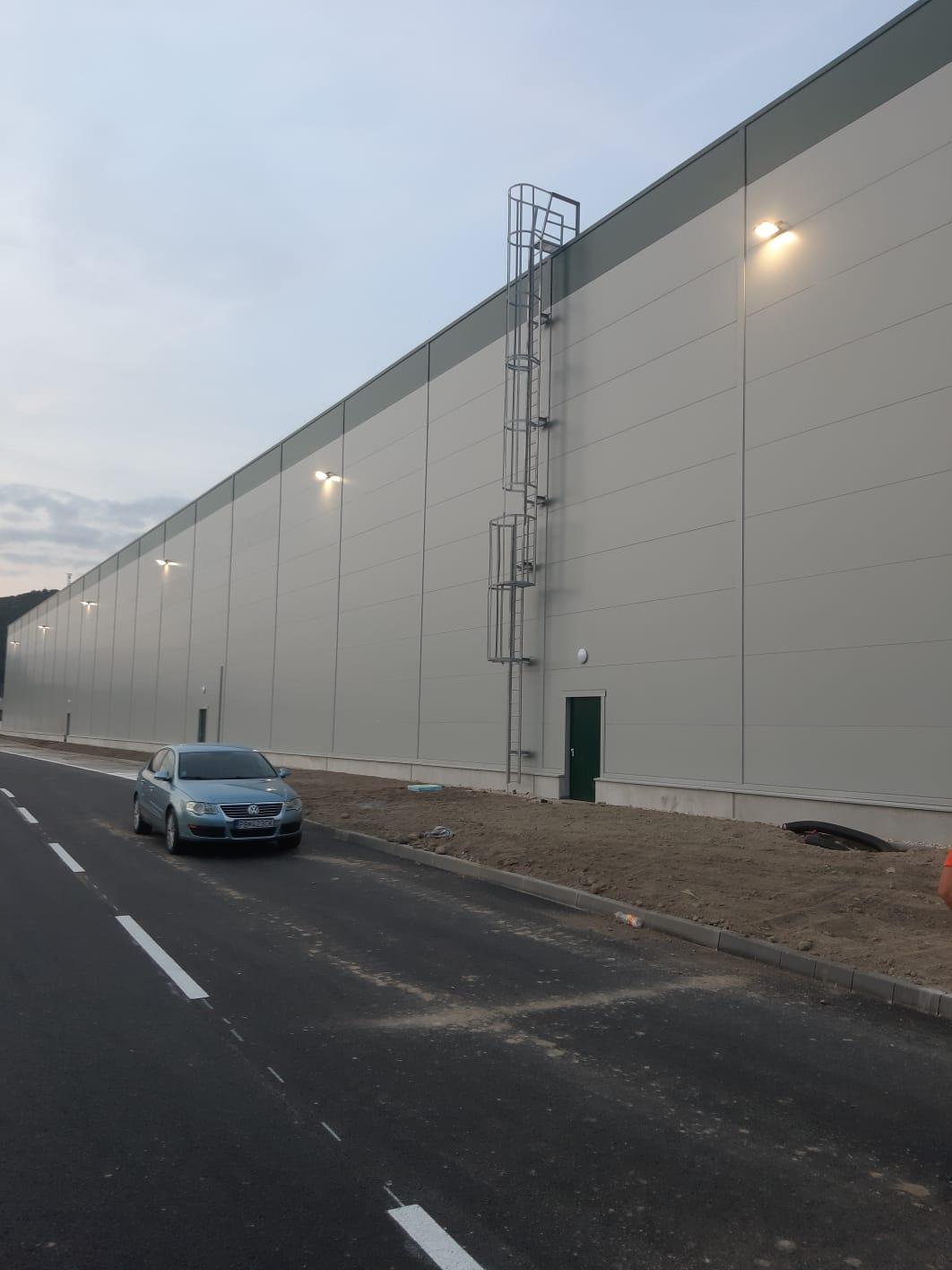 GOLDBECK – Prologis – Šáš.Podhradie – montáž obvodového opláštenia shot 1