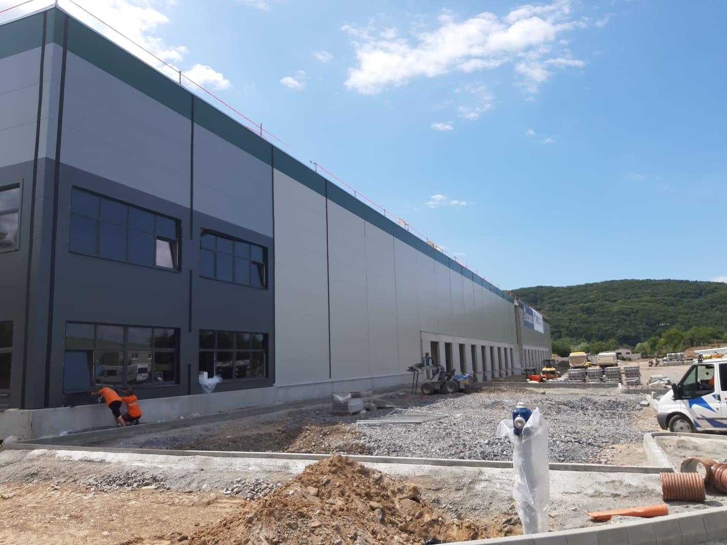 GOLDBECK – Prologis – Šáš.Podhradie – montáž obvodového opláštenia shot 2